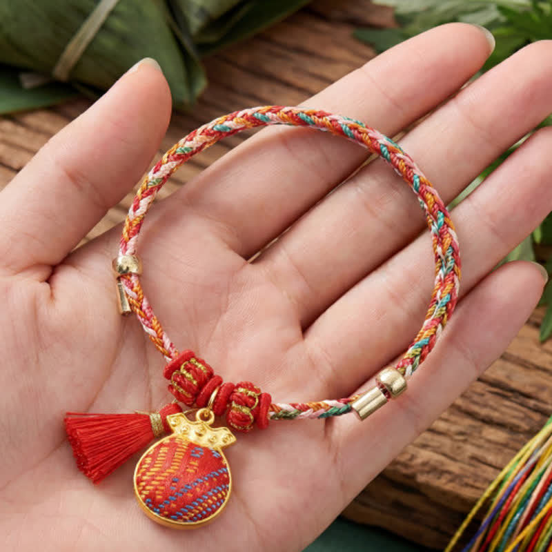 Buddha Stones Handgefertigtes Armband aus fünffarbiger Kordel mit Glücksbringer, rotem Brokat, chinesischem Schlossanhänger, Apfel-Geldbeutel, Kürbis-Zongzi-Motiv - image 6