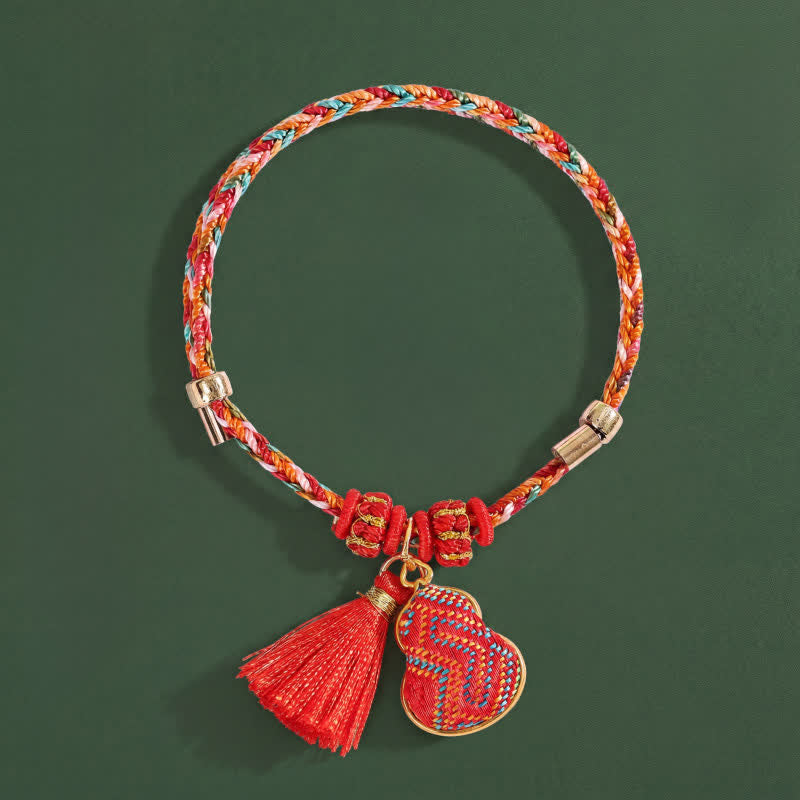 Buddha Stones Handgefertigtes Armband aus fünffarbiger Kordel mit Glücksbringer, rotem Brokat, chinesischem Schlossanhänger, Apfel-Geldbeutel, Kürbis-Zongzi-Motiv - Kürbis (gleicher Farbton – Muster variiert) - image 11