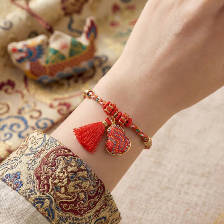 Buddha Stones Handgefertigtes Armband aus fünffarbiger Kordel mit Glücksbringer, rotem Brokat, chinesischem Schlossanhänger, Apfel-Geldbeutel, Kürbis-Zongzi-Motiv - image 14