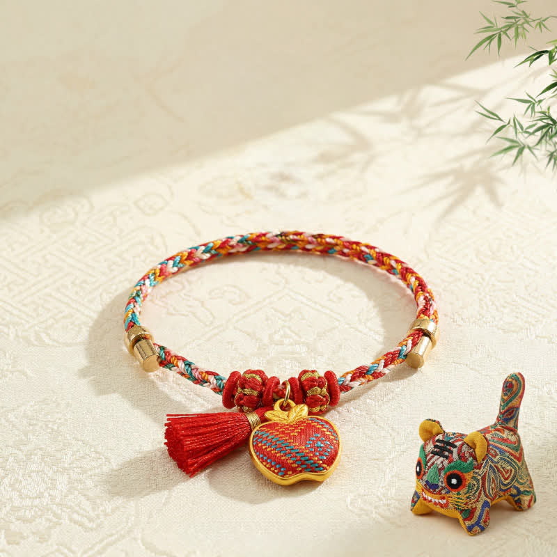Buddha Stones Handgefertigtes Armband aus fünffarbiger Kordel mit Glücksbringer, rotem Brokat, chinesischem Schlossanhänger, Apfel-Geldbeutel, Kürbis-Zongzi-Motiv - Apfel (gleicher Farbton – Muster variiert) - image 23