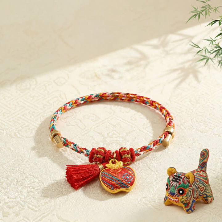 Buddha Stones Handgefertigtes Armband aus fünffarbiger Kordel mit Glücksbringer, rotem Brokat, chinesischem Schlossanhänger, Apfel-Geldbeutel, Kürbis-Zongzi-Motiv - Apfel (gleicher Farbton – Muster variiert) - image 23