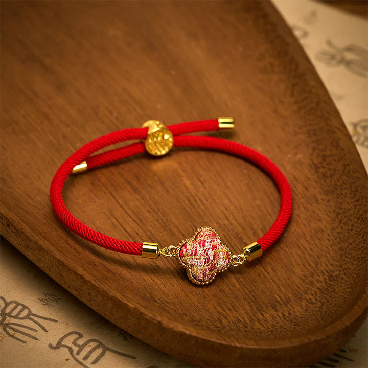 Buddha Stones Rotes Armband aus Brokat mit vierblättrigem Kleeblatt - image 1