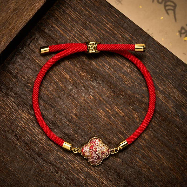 Buddha Stones Rotes Armband aus Brokat mit vierblättrigem Kleeblatt - Songbrokat (gleicher Farbton – Muster variiert) - image 0