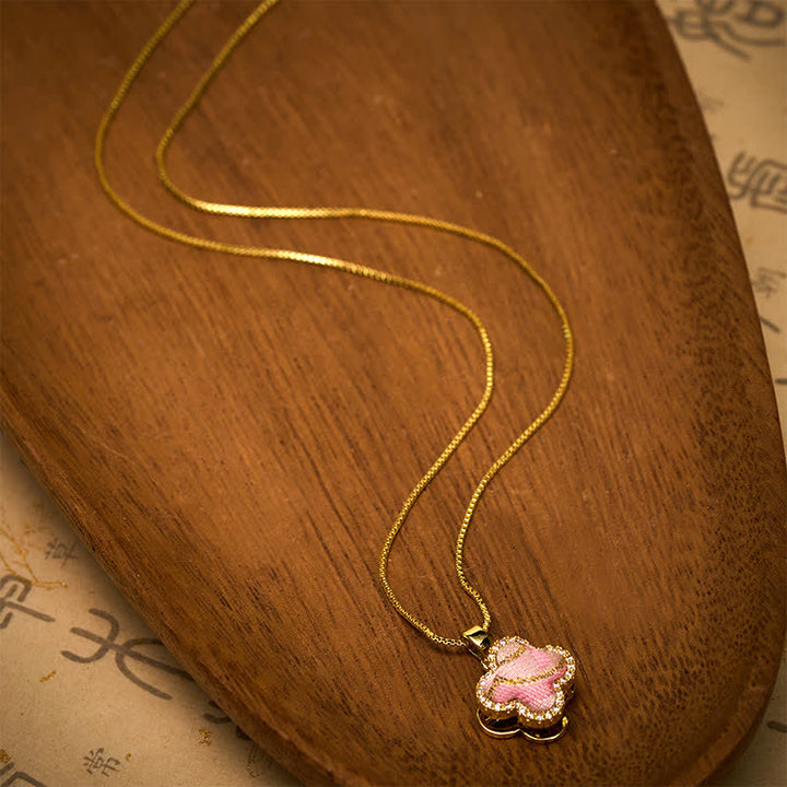Buddha Stones Halskette aus Kupfer mit drehbarem Herz und vierblättrigem Kleeblatt, eingelegt in rosa Brokat, mit harmonischer Verbindung - image 3