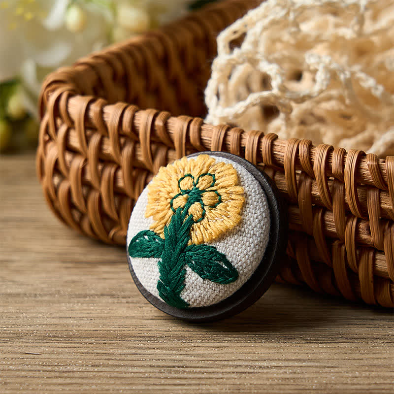 Buddha Stones Handgefertigte runde Brosche mit Stoffblumenmotiv - Daisy - Dunkel - image 8