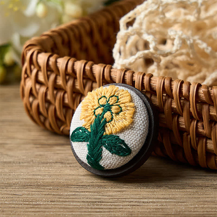 Buddha Stones Handgefertigte runde Brosche mit Stoffblumenmotiv - Daisy - Dunkel - image 8