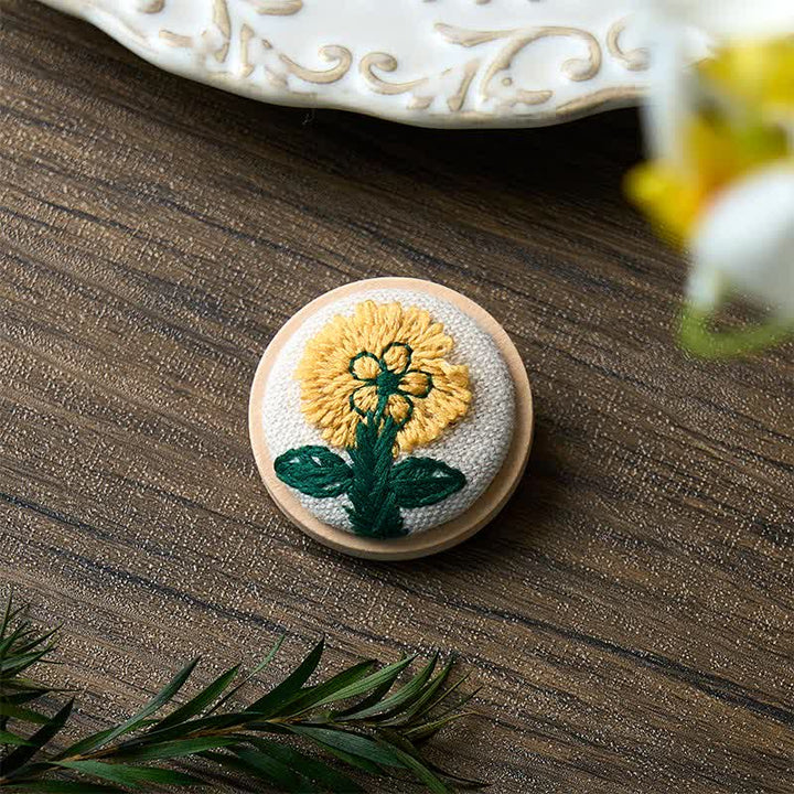 Buddha Stones Handgefertigte runde Brosche mit Stoffblumenmotiv - image 1