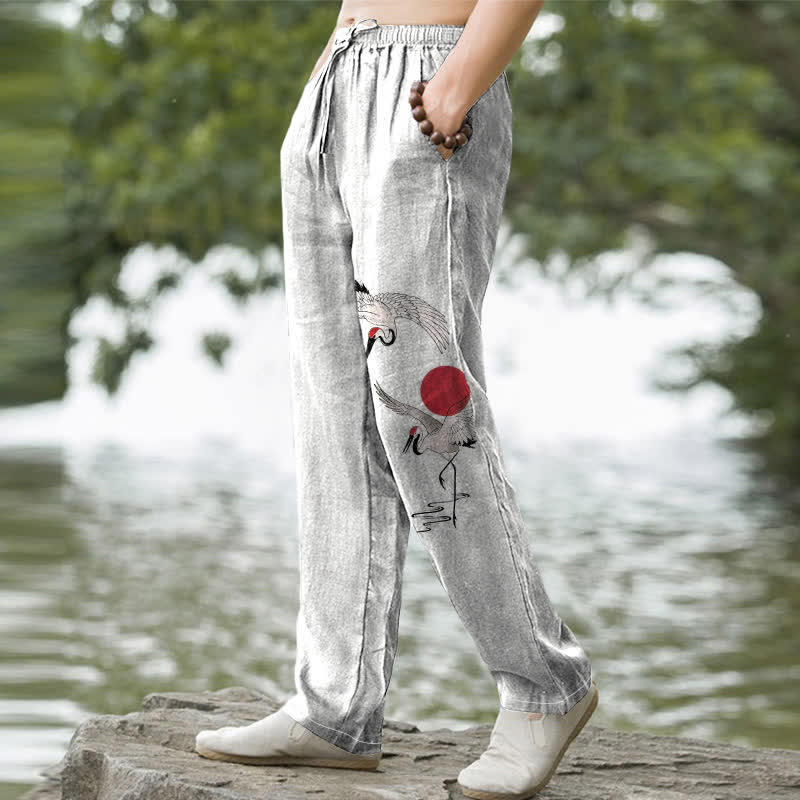 Buddha Stones Herrenhose aus Baumwolle mit rotem Sonnen-Kranich-Muster, schmal zulaufend und mit Taschen - image 1
