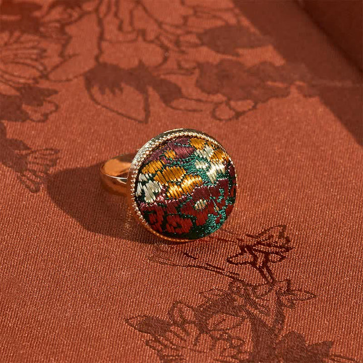Buddha Stones Runder Ring „Song Brocade“ mit Stickerei und eleganter Ausstrahlung - Dunkelgrün (gleicher Farbton – Muster variiert) - image 0