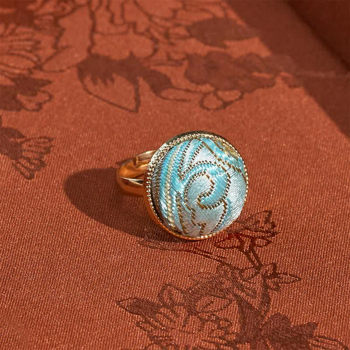 Buddha Stones Runder Ring „Song Brocade“ mit Stickerei und eleganter Ausstrahlung - Hellblau (gleicher Farbton – Muster variiert) - image 6