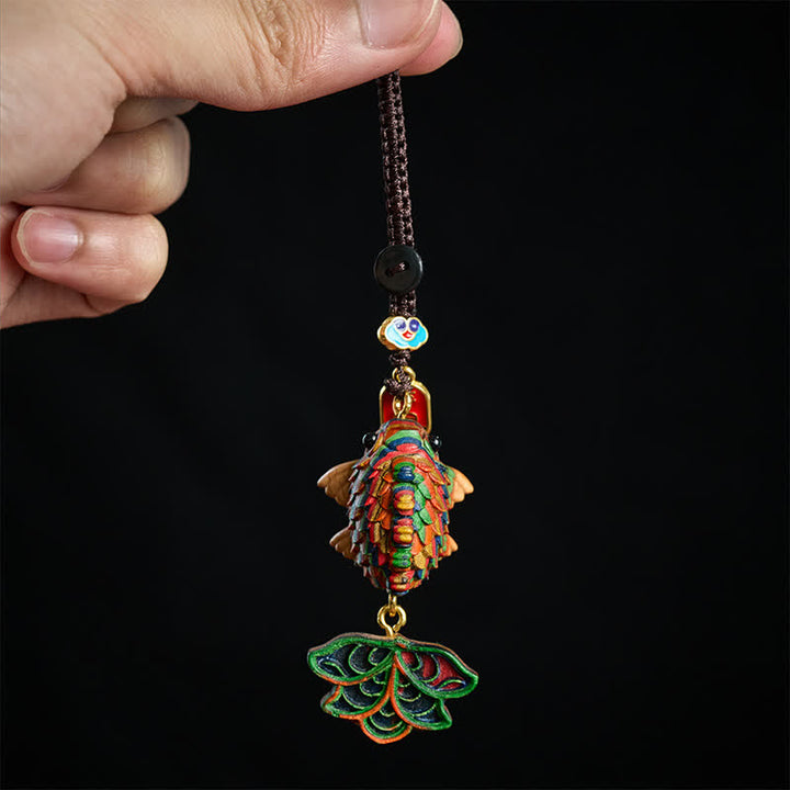 Buddha Stones Handgeschnitzte Schlüsselanhänger aus Regenbogen-Eukalyptusholz mit farbenfrohem Koi-Karpfen-Glückssymbol - image 4