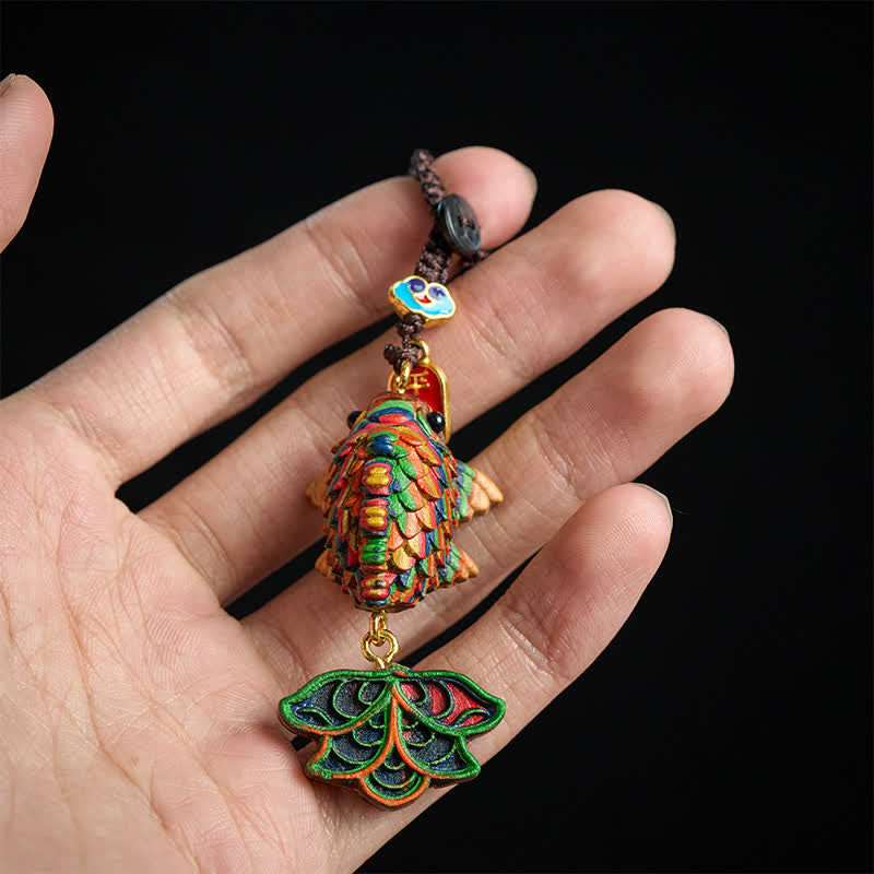 Buddha Stones Handgeschnitzte Schlüsselanhänger aus Regenbogen-Eukalyptusholz mit farbenfrohem Koi-Karpfen-Glückssymbol - image 3