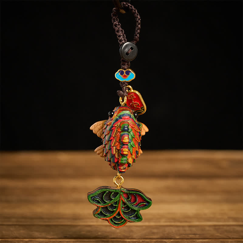 Buddha Stones Handgeschnitzte Schlüsselanhänger aus Regenbogen-Eukalyptusholz mit farbenfrohem Koi-Karpfen-Glückssymbol - image 1