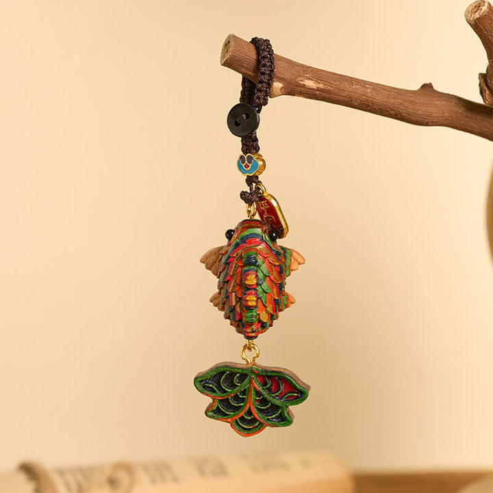 Buddha Stones Handgeschnitzte Schlüsselanhänger aus Regenbogen-Eukalyptusholz mit farbenfrohem Koi-Karpfen-Glückssymbol - Koi-Karpfen (Erfolg ♥ Entschlossenheit) - image 0