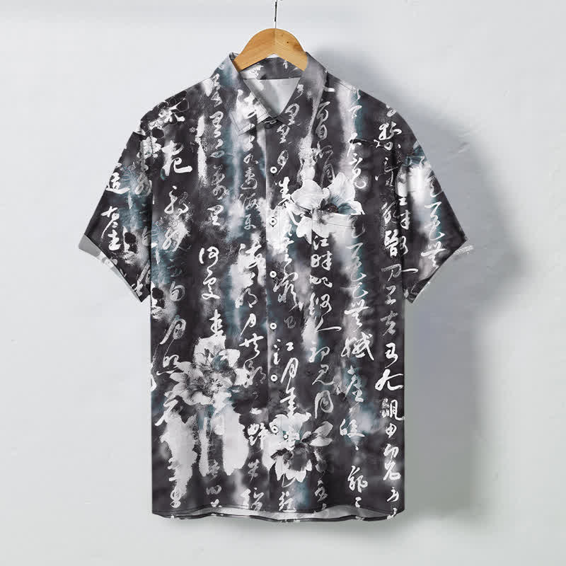 Buddha Stones Atmungsaktives Herren-Kurzarmhemd mit Kalligrafie-Blumenmuster und Knöpfen - Schwarz - US/ UK/AU48, EU58 (4XL) - image 0