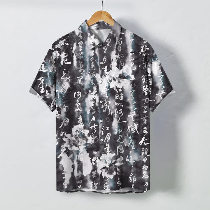Buddha Stones Atmungsaktives Herren-Kurzarmhemd mit Kalligrafie-Blumenmuster und Knöpfen - Schwarz - US/ UK/AU48, EU58 (4XL) - image 0