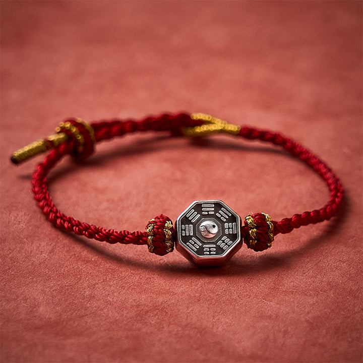 Buddha Stones Handgewebtes, verstellbares Armband aus roter Schnur mit Bagua-Schutzmotiv - image 3
