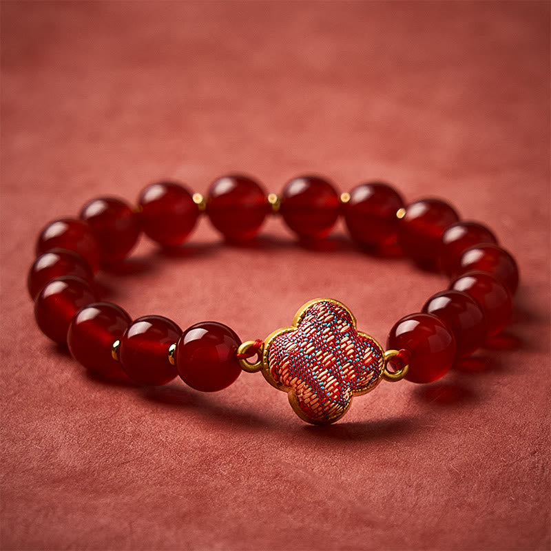 Buddha Stones Armband aus rotem Achat, Brokat und vierblättrigem Kleeblatt mit Segensanhänger - Roter Achat (gleicher Farbton – Muster variiert) - image 0