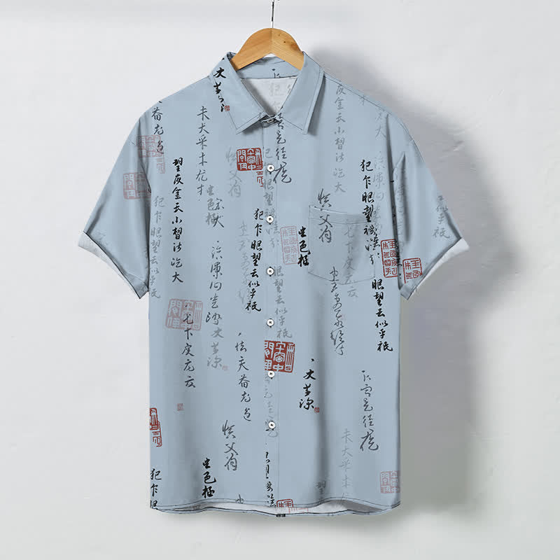 Buddha Stones Atmungsaktives Herren-Kurzarmhemd mit Knöpfen und rotem Siegelmuster in chinesischer Kalligrafie - Hellstahlblau - US/UK/AU48, EU58 (4XL) - image 0