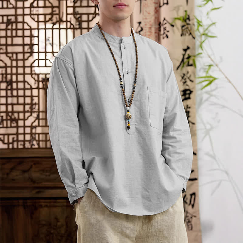Buddha Stones Minimalistisches Herrenhemd im Spring Tang Style mit Stehkragen, langen Ärmeln und aufgesetzter Tasche. Aus Leinen-Baumwolle gefertigt. - image 15