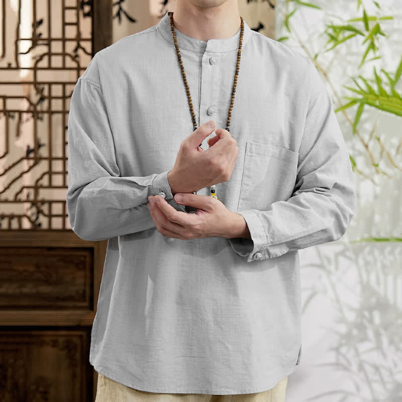 Buddha Stones Minimalistisches Herrenhemd im Spring Tang Style mit Stehkragen, langen Ärmeln und aufgesetzter Tasche. Aus Leinen-Baumwolle gefertigt. - image 16