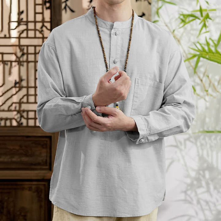 Buddha Stones Minimalistisches Herrenhemd im Spring Tang Style mit Stehkragen, langen Ärmeln und aufgesetzter Tasche. Aus Leinen-Baumwolle gefertigt. - image 16