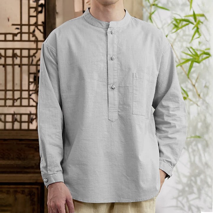 Buddha Stones Minimalistisches Herrenhemd im Spring Tang Style mit Stehkragen, langen Ärmeln und aufgesetzter Tasche. Aus Leinen-Baumwolle gefertigt. - Hellgrau - US/ UK/AU46, EU56 (5XL) - image 14