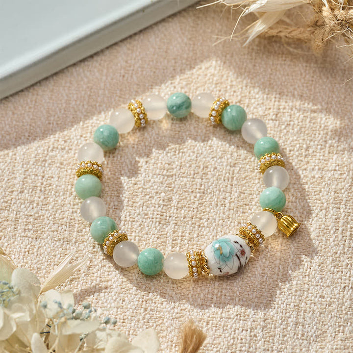 Buddha Stones Armband mit Anhänger aus weißer Achat-Amazonit-Keramikperle in Fassform und Blumenform, Armband mit runder Perle - Weißer Amazonit-Achat (Handgelenkumfang: 15–16 cm) - image 0