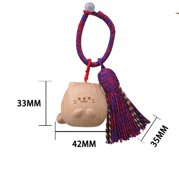 Buddha Stones Handgeschnitzte Schlüsselanhänger aus hellem Holz mit Glückskatzenquaste und Erdungsmotiv - Magenta-farbene, mollige Katze - image 3
