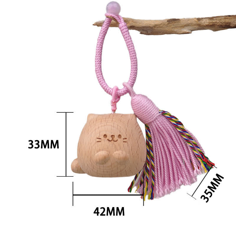 Buddha Stones Handgeschnitzte Schlüsselanhänger aus hellem Holz mit Glückskatzenquaste und Erdungsmotiv - Rosa mollige Katze - image 1