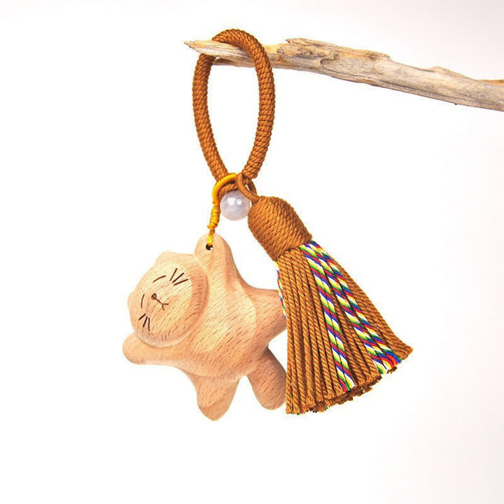 Buddha Stones Handgeschnitzte Schlüsselanhänger aus hellem Holz mit Glückskatzenquaste und Erdungsmotiv - Braune liegende Katze - image 24