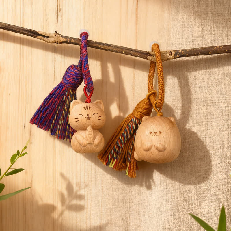 Buddha Stones Handgeschnitzte Schlüsselanhänger aus hellem Holz mit Glückskatzenquaste und Erdungsmotiv - image 0