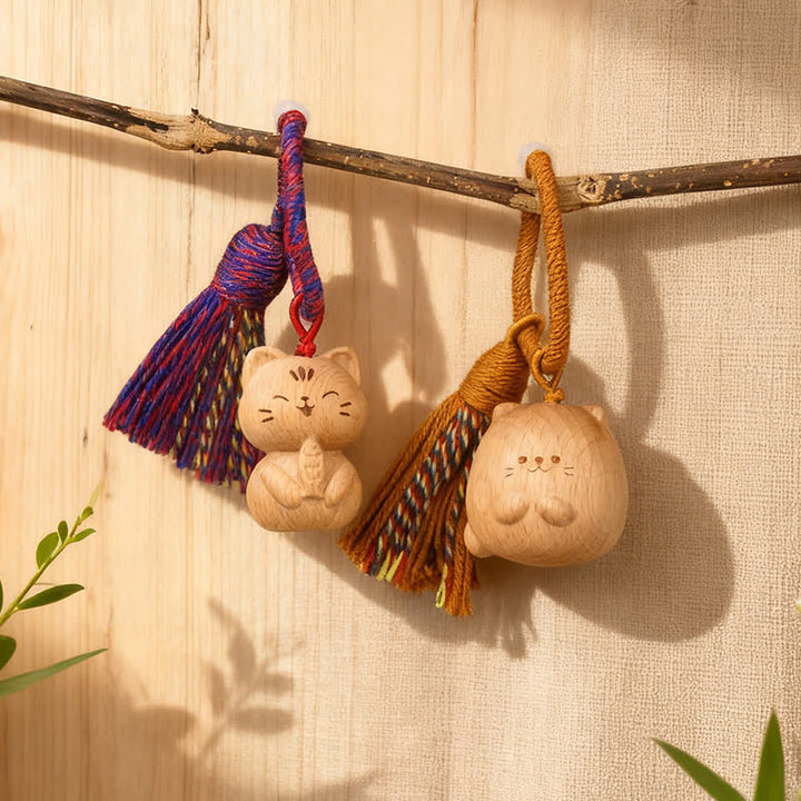 Buddha Stones Handgeschnitzte Schlüsselanhänger aus hellem Holz mit Glückskatzenquaste und Erdungsmotiv - image 0