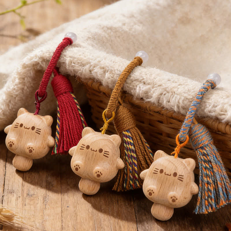 Buddha Stones Handgeschnitzte Schlüsselanhänger aus Naturholz mit Glückskatzenquaste und Balance-Symbol - image 0