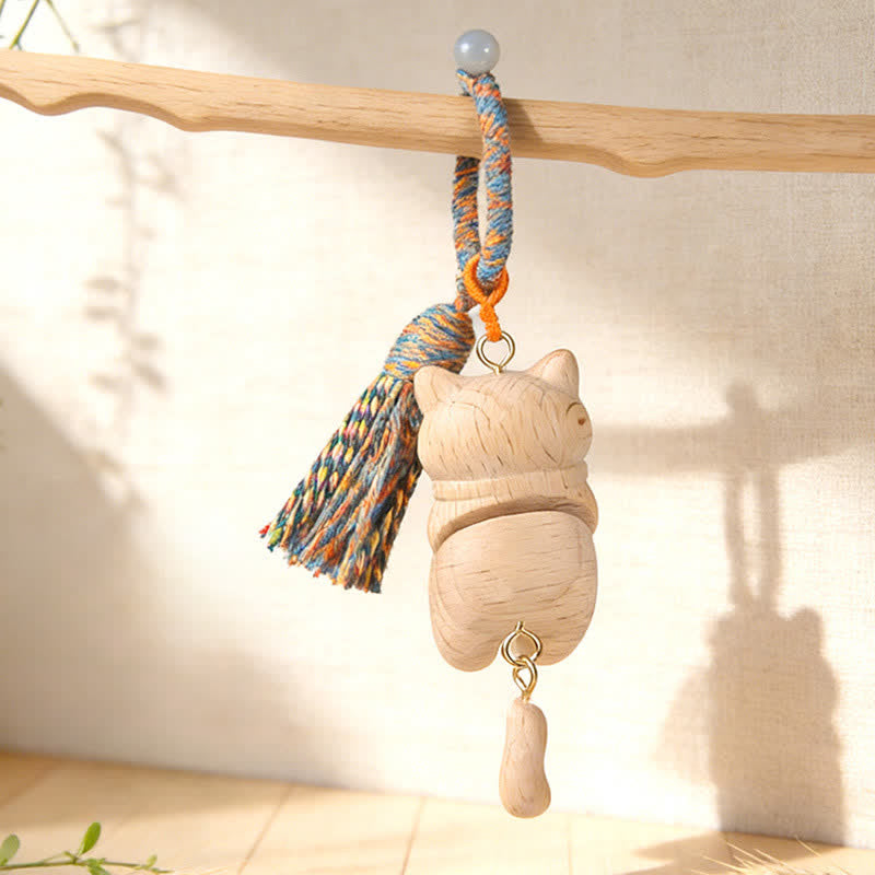 Buddha Stones Schlüsselanhänger mit Katzenquaste aus geschnitztem Naturholz, schlichtes Design - image 1