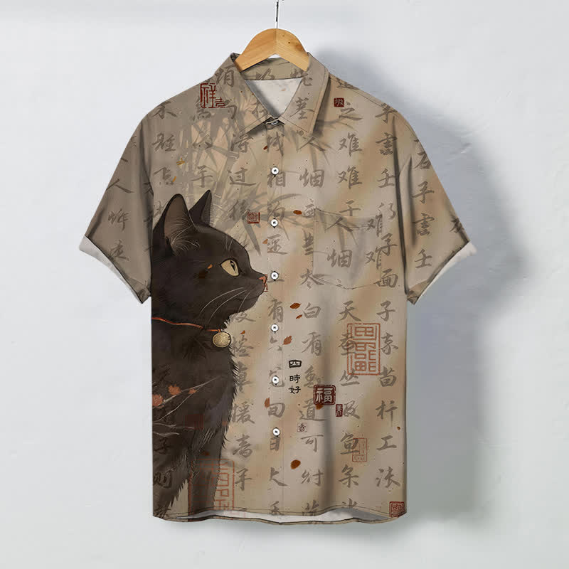 Buddha Stones Atmungsaktives Herren-Kurzarmhemd mit schwarzem Katzen-Kalligrafie-Siegelmuster und Knöpfen - Bräunen - US/ UK/AU48, EU58 (4XL) - image 0