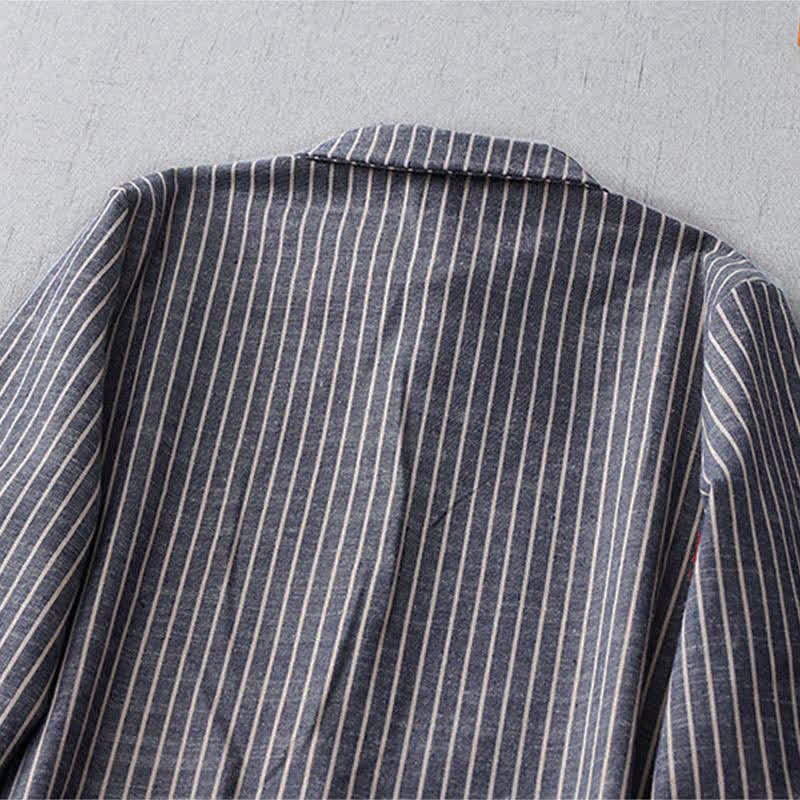 Buddha Stones – Hellstahlblau-weiß gestreiftes Midikleid aus Baumwolle und Leinen mit langen Ärmeln und Revers und Taschen - image 3