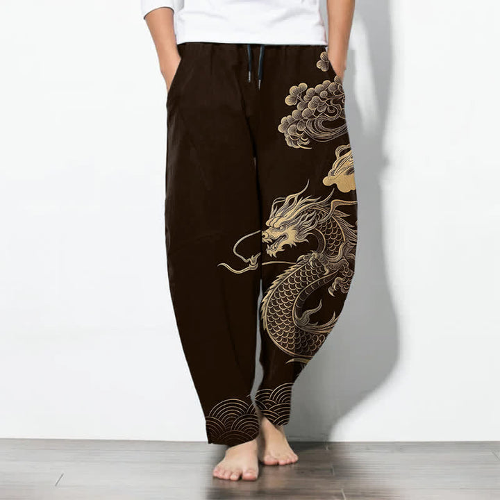Buddha Stones Herrenhose aus reiner Baumwolle mit goldenem Drachen- und Wolkenmuster, Kordelzug, schmal zulaufendem Schnitt und Taschen - Sattelbraun - US/ UK/AU50, EU60 (5XL) - image 0