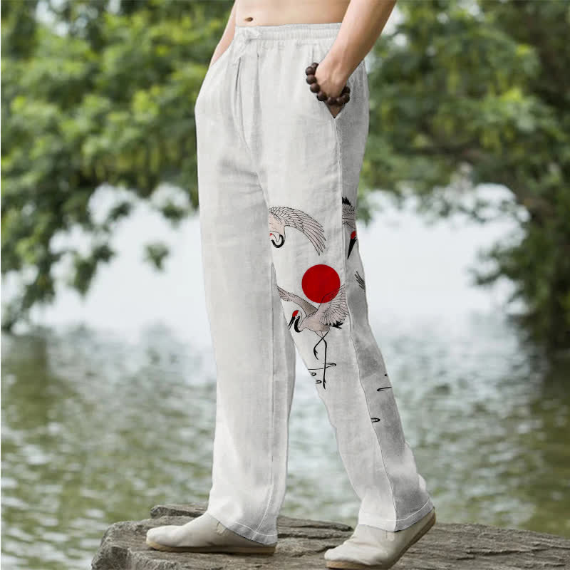Buddha Stones Herrenhose aus Baumwolle mit rotem Sonnen-Kranich-Muster, schmal zulaufend und mit Taschen - image 1