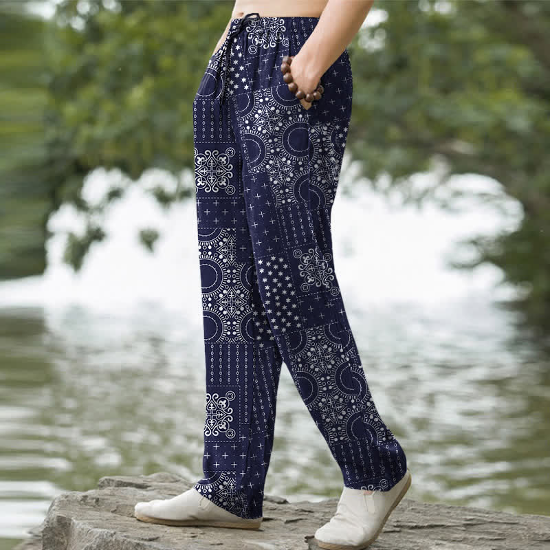 Buddha Stones Herrenhose aus Baumwolle mit böhmischem Bandana-Muster, schmal zulaufend und mit Taschen - image 1