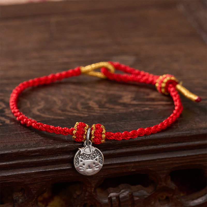 Buddha Stones Runder Anhänger aus 925er Sterlingsilber mit Kätzchen, das einen Fisch frisst, und passendes Armband aus geflochtenem Band (rot/schwarz) – ein Symbol für Wohlstand. - Rot (Handgelenkumfang 14–18 cm) - image 0