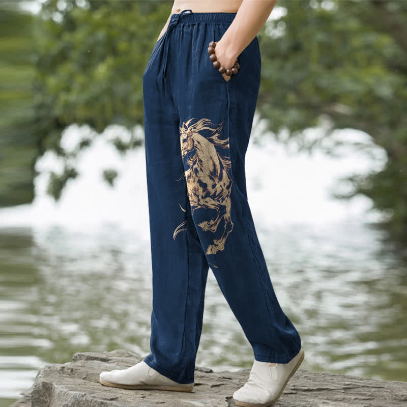 Buddha Stones Herrenhose aus Baumwolle mit goldenem Muster eines galoppierenden Pferdes, schmal zulaufend und mit Taschen - image 1