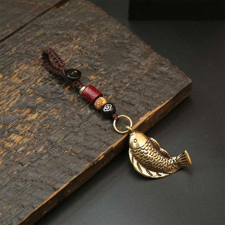 Buddha Stones Schlüsselanhänger aus Messing, verziert mit Koi-Karpfen, fünf Kaisermünzen und geflochtenem Reichtumsmotiv - Wolkenseil - image 1