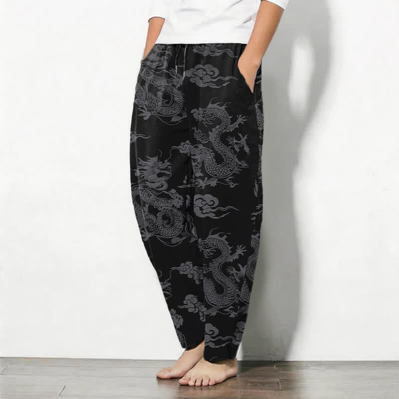 Buddha Stones Herrenhose aus reiner Baumwolle mit dunklem Drachen- und Wolkenmuster, Kordelzug, schmal zulaufendem Schnitt und Taschen - image 1
