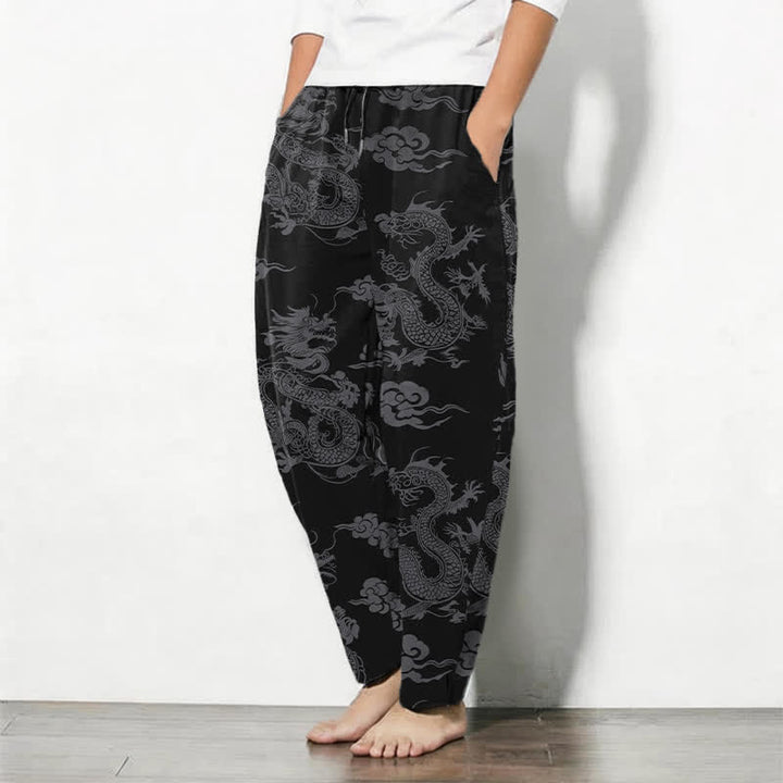 Buddha Stones Herrenhose aus reiner Baumwolle mit dunklem Drachen- und Wolkenmuster, Kordelzug, schmal zulaufendem Schnitt und Taschen - image 1