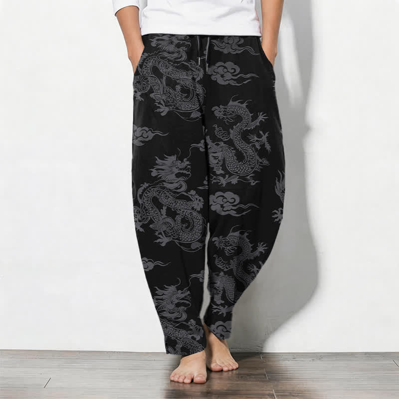 Buddha Stones Herrenhose aus reiner Baumwolle mit dunklem Drachen- und Wolkenmuster, Kordelzug, schmal zulaufendem Schnitt und Taschen - Schwarz - US/ UK/AU50, EU60 (5XL) - image 0
