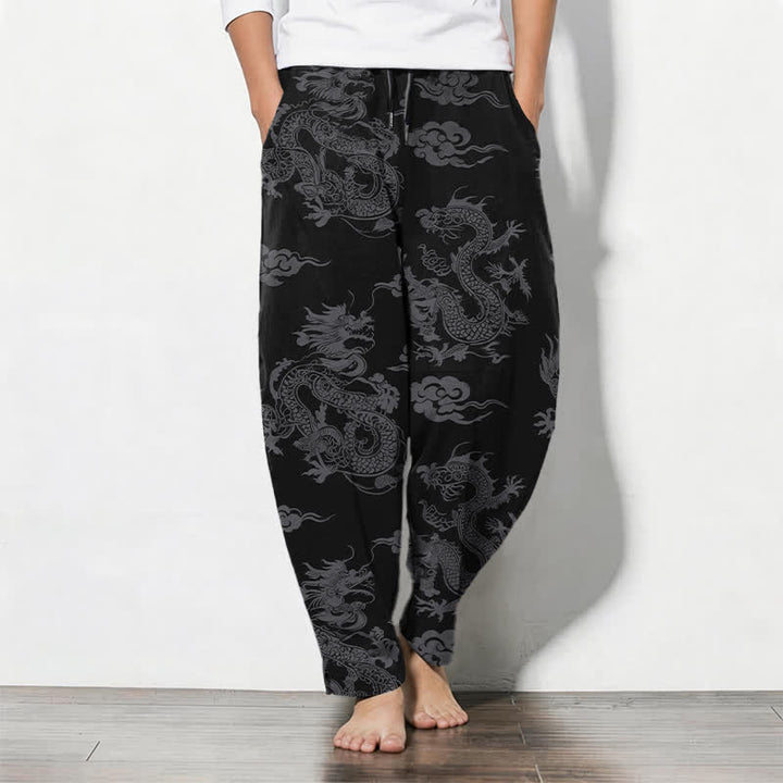 Buddha Stones Herrenhose aus reiner Baumwolle mit dunklem Drachen- und Wolkenmuster, Kordelzug, schmal zulaufendem Schnitt und Taschen - Schwarz - US/ UK/AU50, EU60 (5XL) - image 0