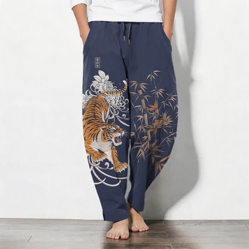 Buddha Stones Reine Baumwolle, Herrenhose mit Kordelzug, schmal zulaufendem Schnitt und Taschen, Muster „Brüllender Tiger“, Bambusmotiv, Tigermotiv, Kordelzug - Marine - US/ UK/AU50, EU60 (5XL) - image 7
