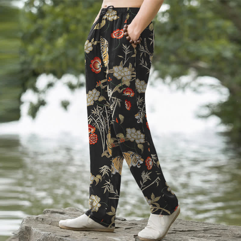 Buddha Stones Herrenhose aus Baumwolle mit Tiger-, Blumen- und Bambusmuster, schmal zulaufend und mit Taschen - image 1