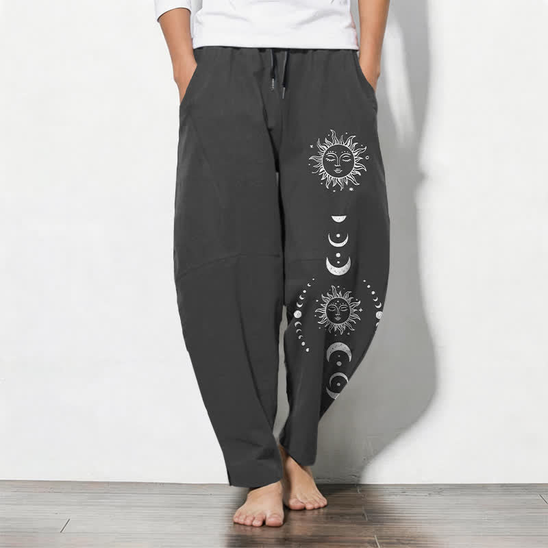 Buddha Stones Herrenhose aus reiner Baumwolle mit Sonnen- und Mondphasenmuster, Kordelzug, schmal zulaufendem Schnitt und Taschen - Schwarz - US/ UK/AU50, EU60 (5XL) - image 0